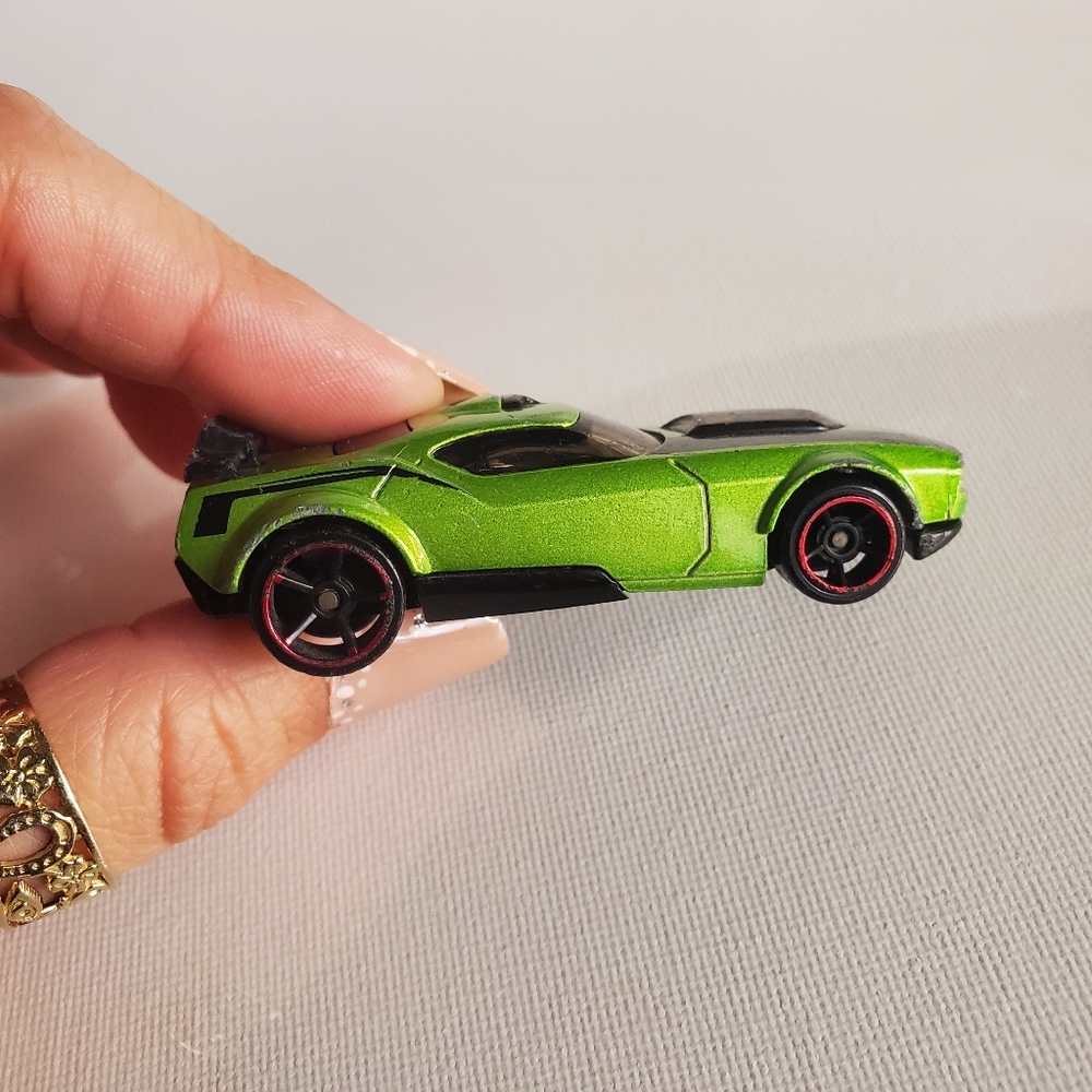 Hot Wheel "Fast Fish" Toy Car - Picture 5 of 8
